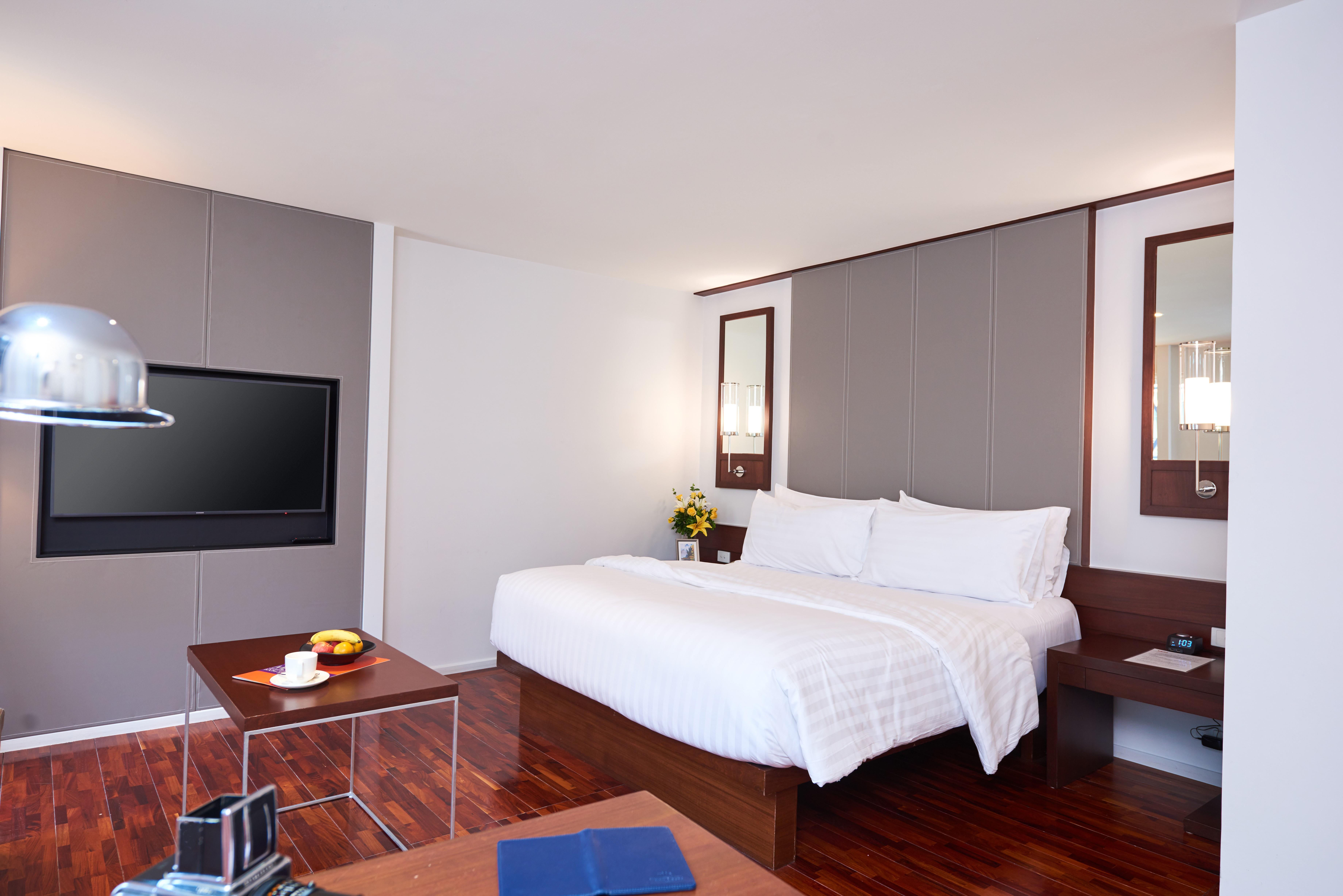 Triple Two Silom Hotel Bangkok Ngoại thất bức ảnh