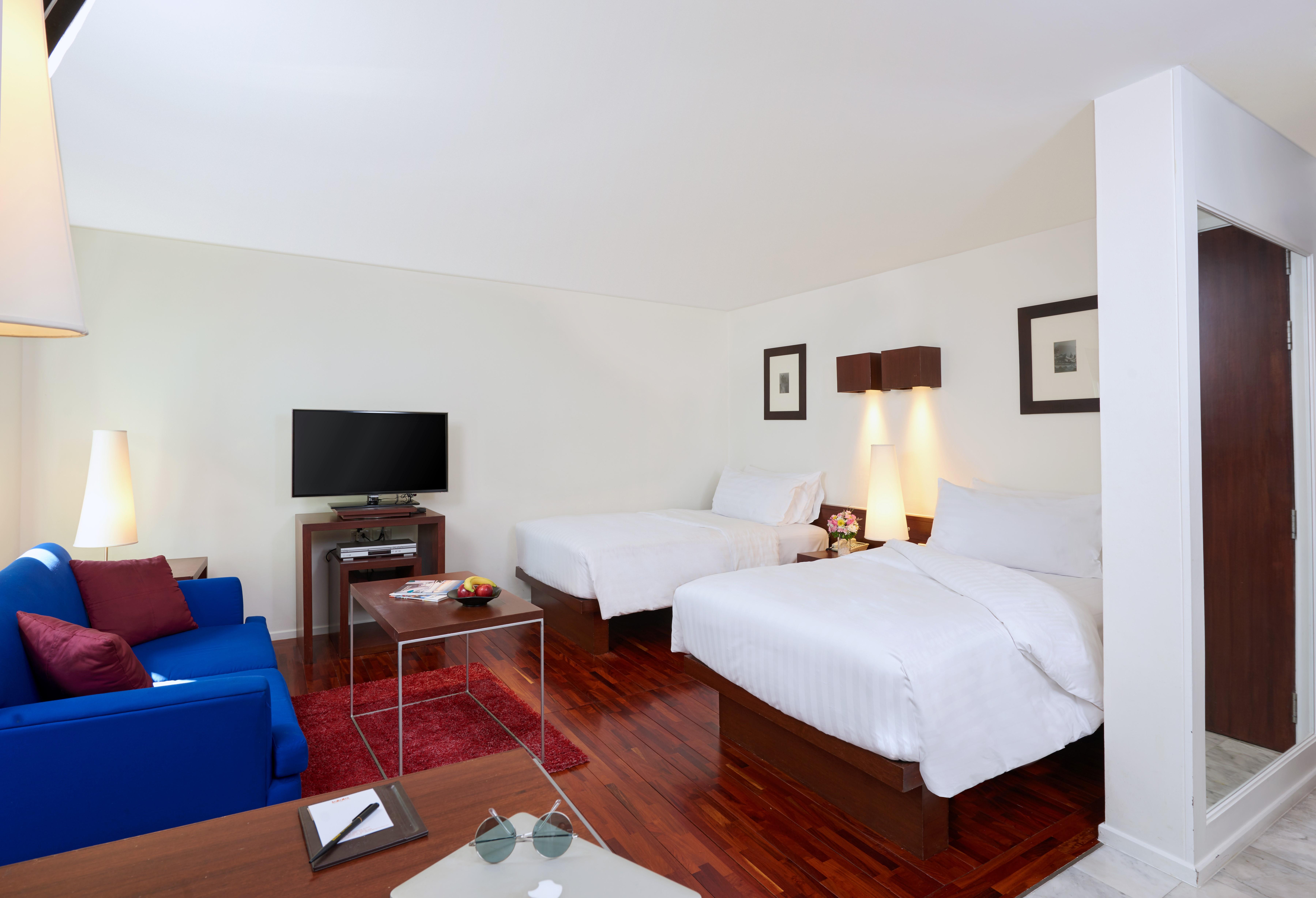 Triple Two Silom Hotel Bangkok Ngoại thất bức ảnh