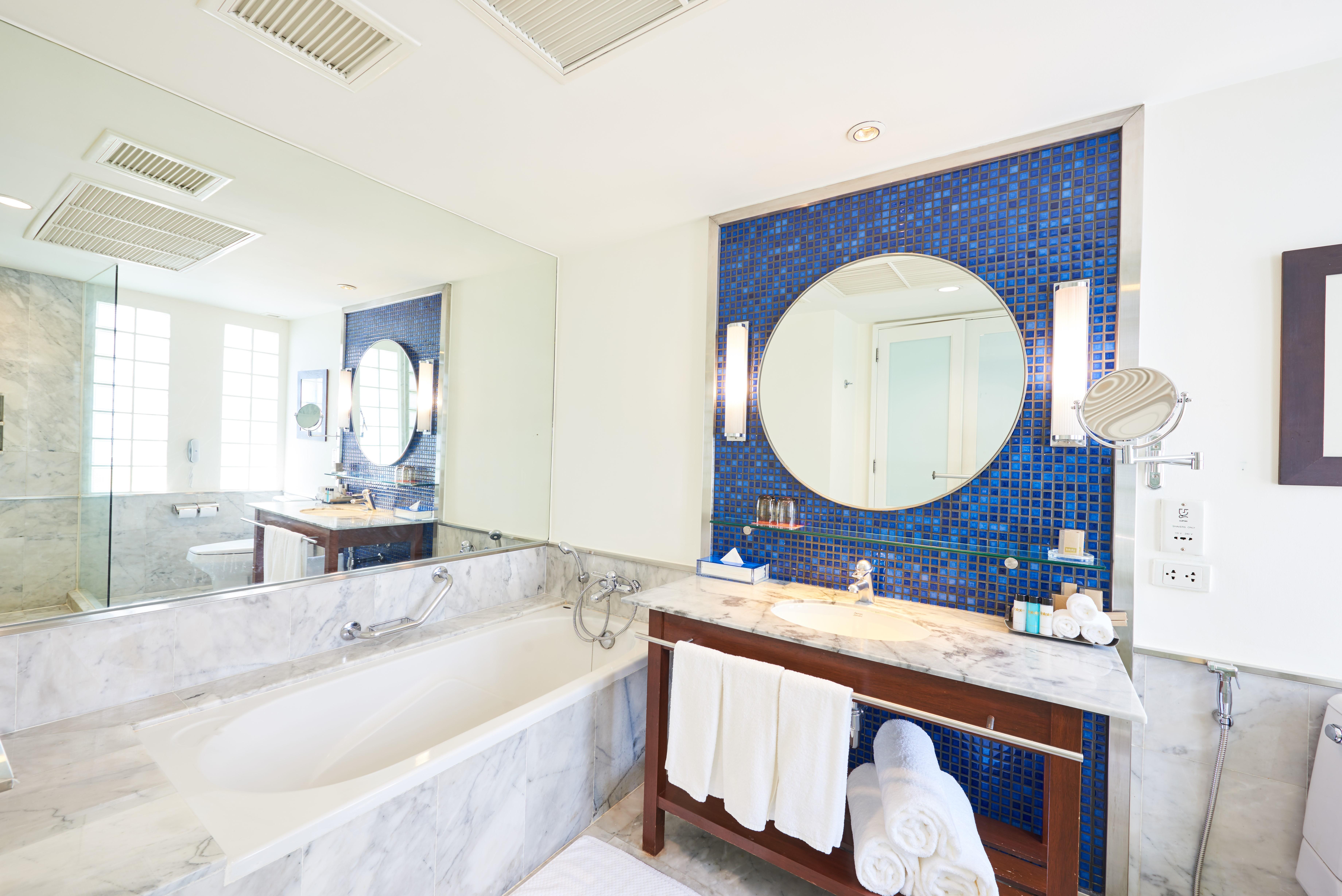 Triple Two Silom Hotel Bangkok Ngoại thất bức ảnh