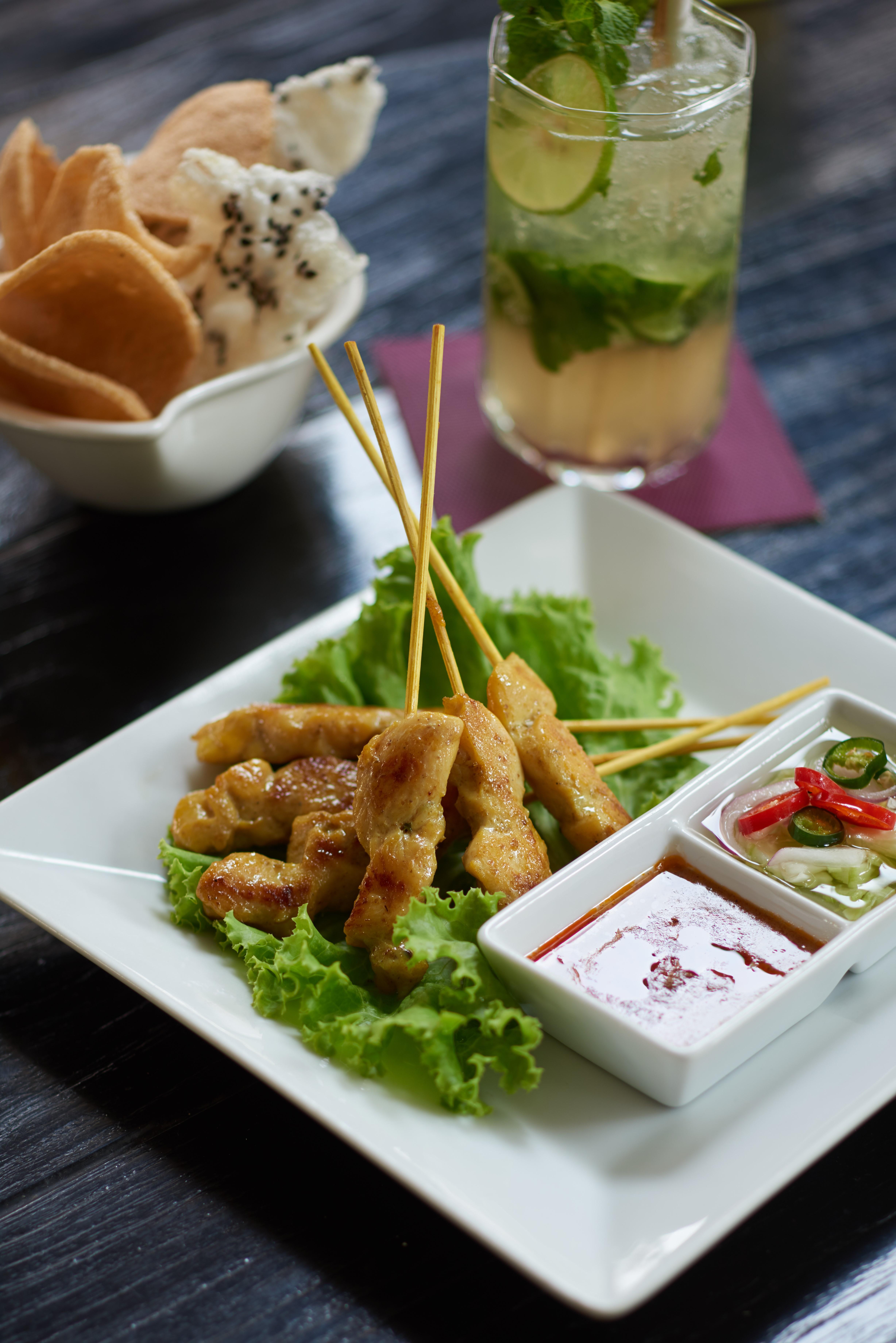 Triple Two Silom Hotel Bangkok Ngoại thất bức ảnh