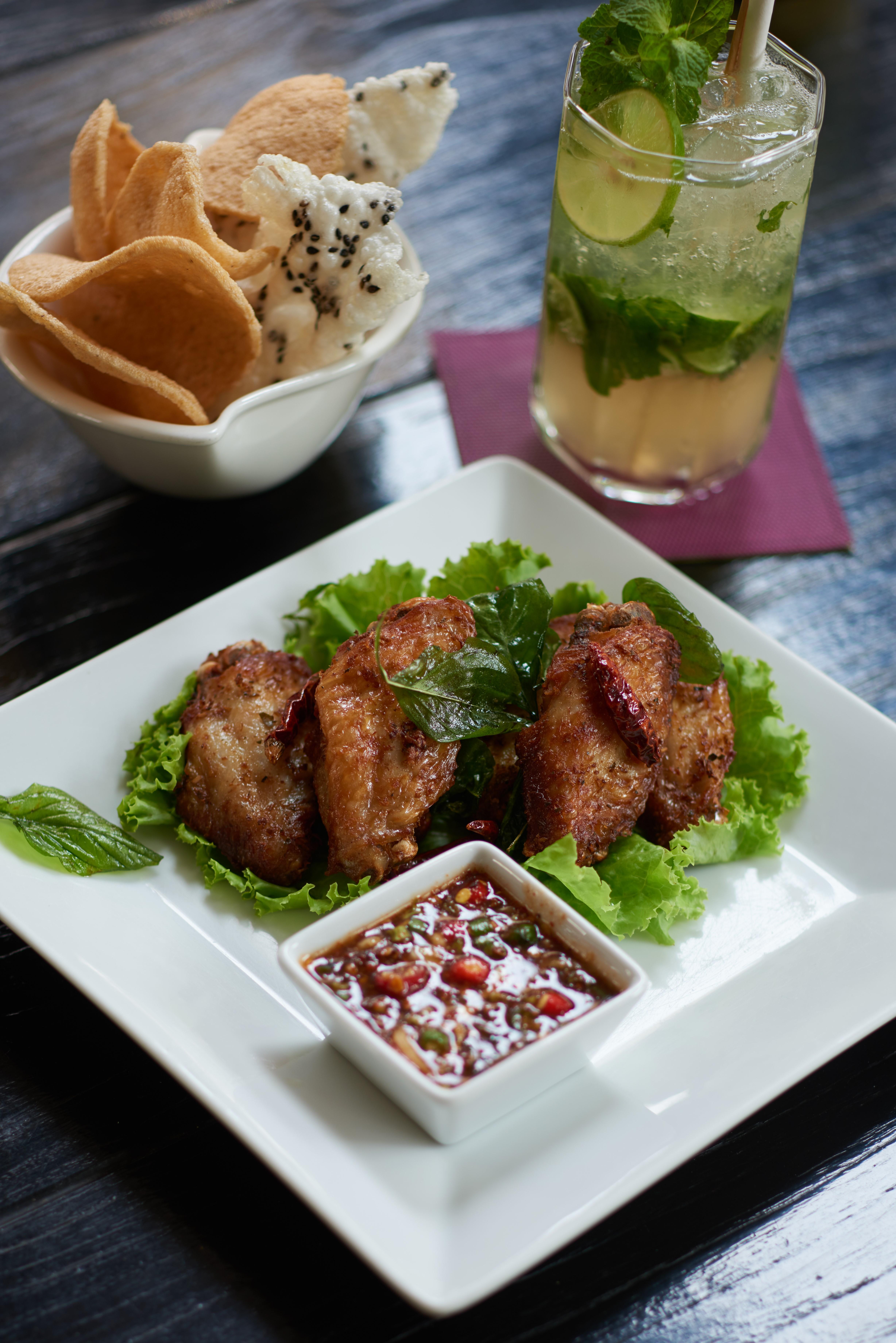 Triple Two Silom Hotel Bangkok Ngoại thất bức ảnh