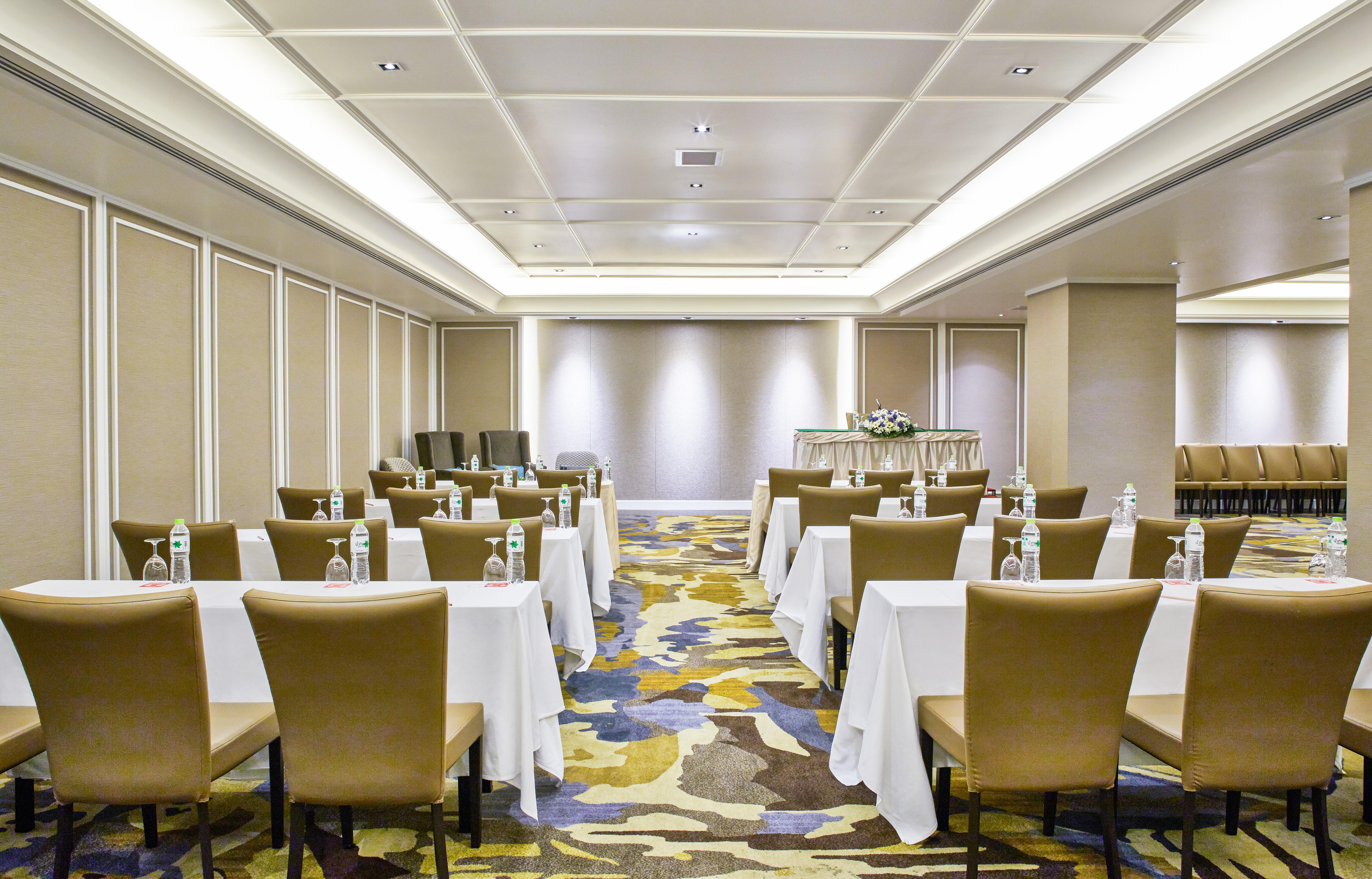 Triple Two Silom Hotel Bangkok Ngoại thất bức ảnh