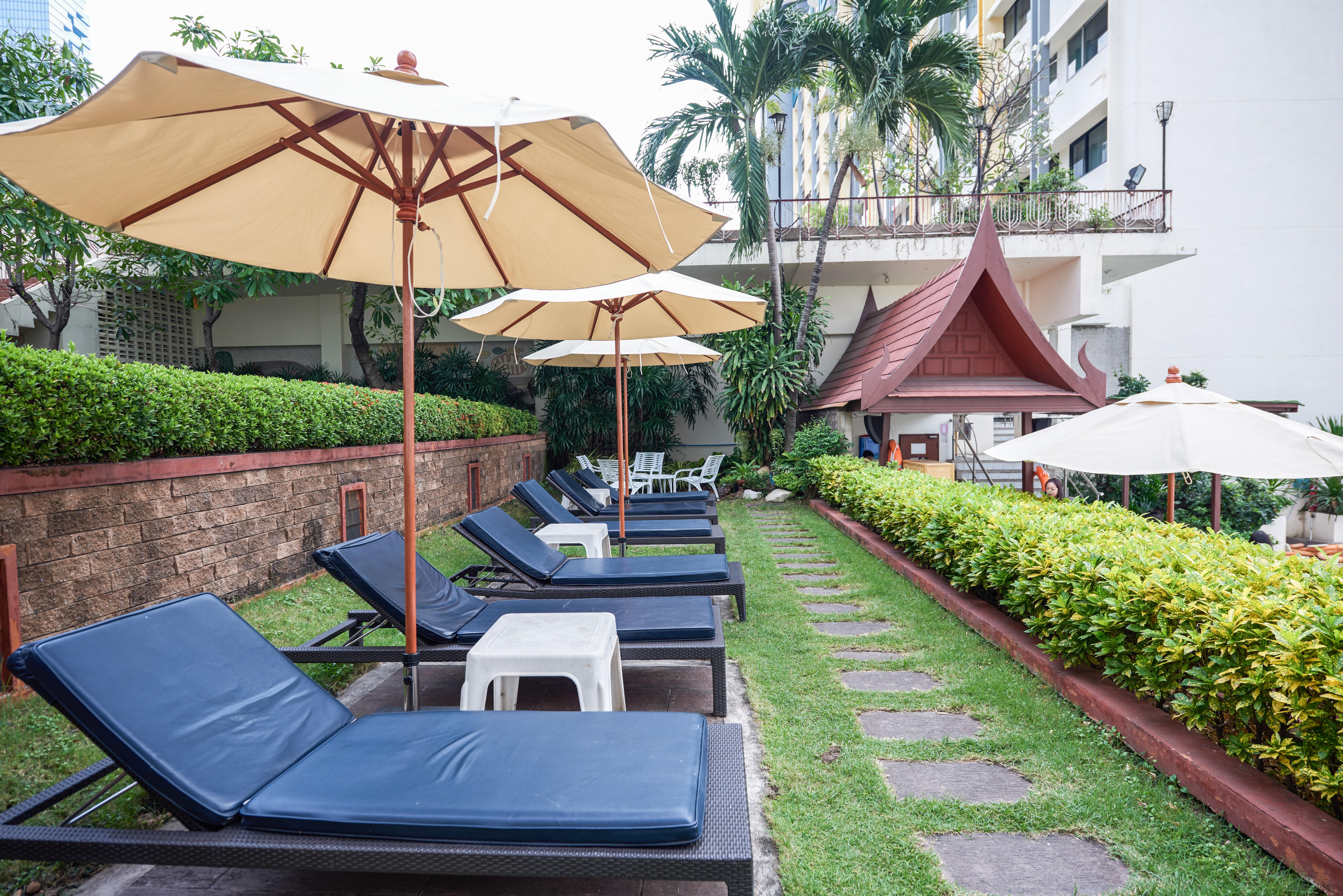 Triple Two Silom Hotel Bangkok Ngoại thất bức ảnh