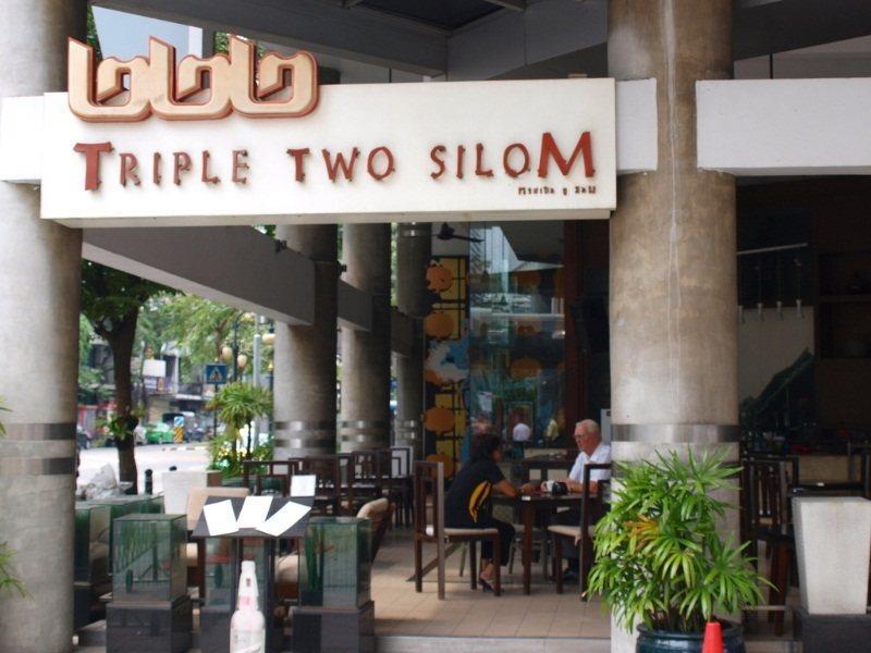Triple Two Silom Hotel Bangkok Ngoại thất bức ảnh