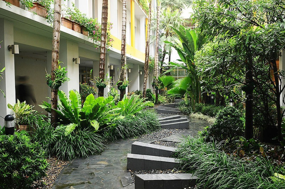 Triple Two Silom Hotel Bangkok Ngoại thất bức ảnh