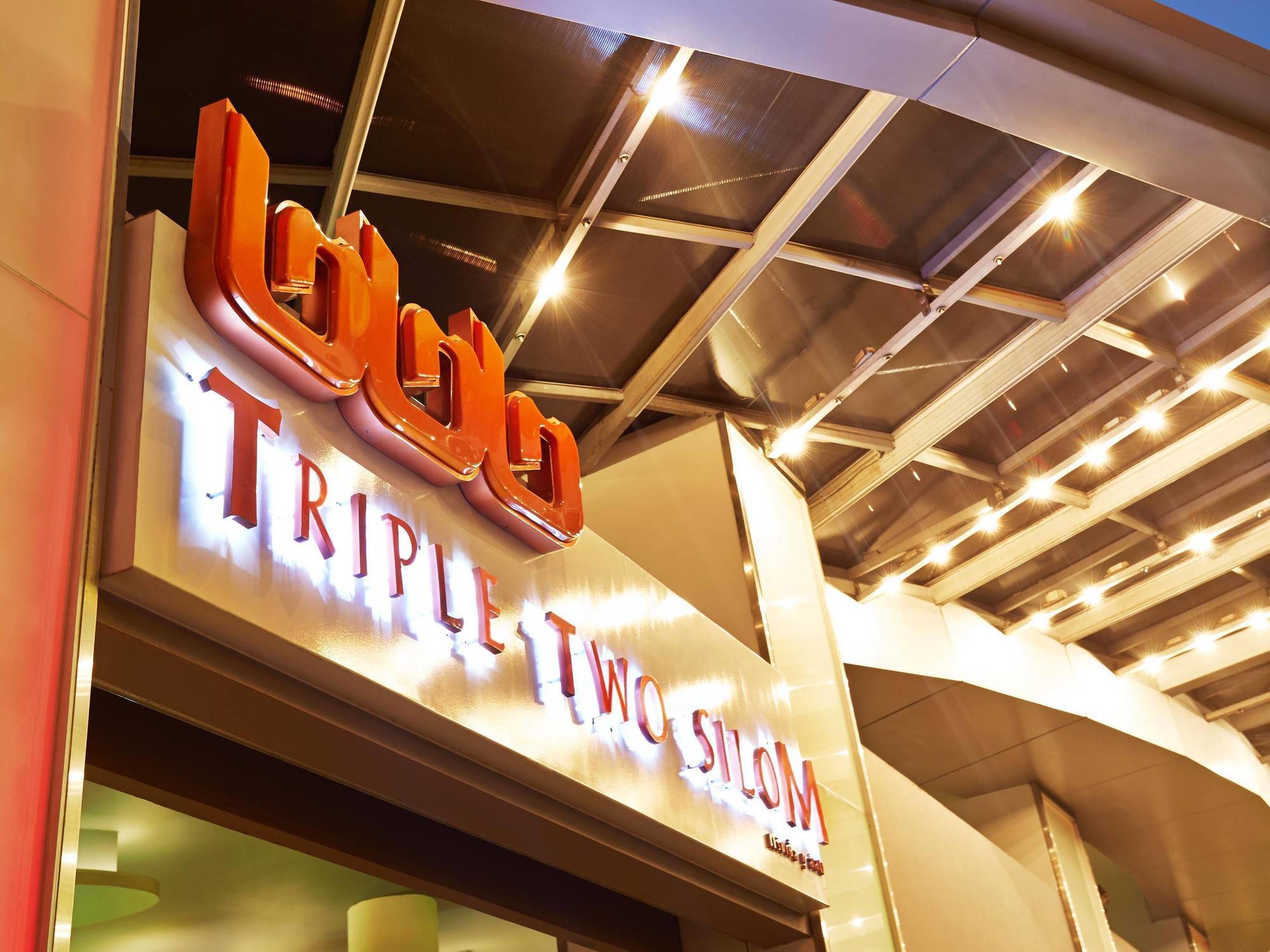 Triple Two Silom Hotel Bangkok Ngoại thất bức ảnh