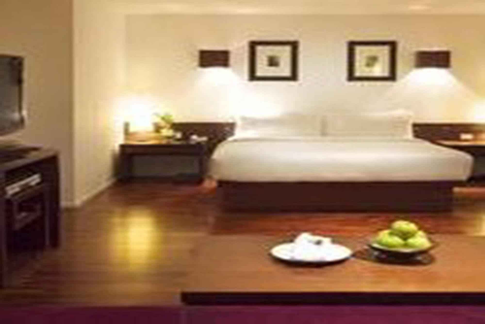 Triple Two Silom Hotel Bangkok Ngoại thất bức ảnh