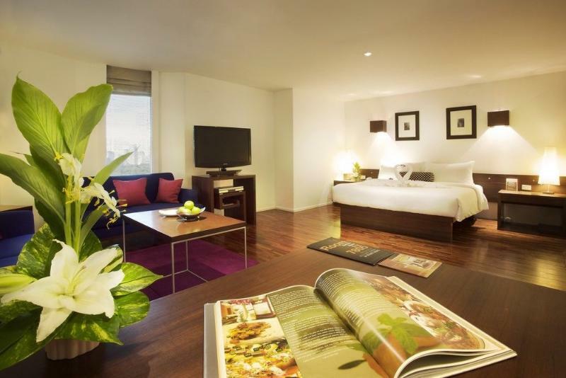 Triple Two Silom Hotel Bangkok Ngoại thất bức ảnh